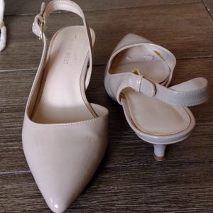 Tan patent leather. Very good condition. Kitten heel. Sling back.